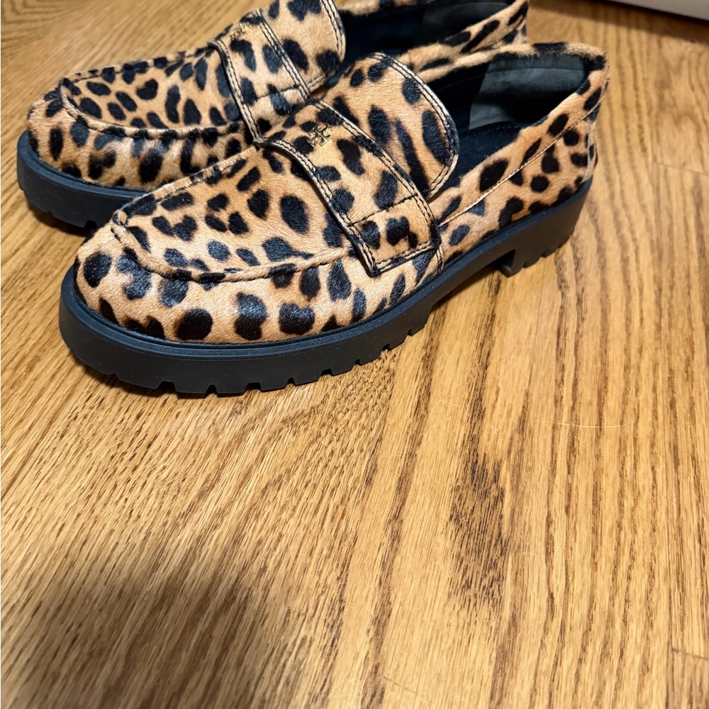 Tory Burch Men's Leopard Haircalf Penny Loafers with Gold Logo - Picture 2 of 2